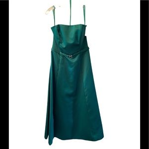 David’s Bridal NWT emerald green strapless dress size 6 with matching wrap